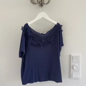 Söt tshirt från HM - Säljer denna söta tshirt med blomdetaljer från H&M