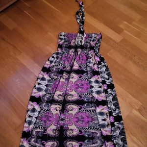 Klänning - Långklänning med rem runt halsen