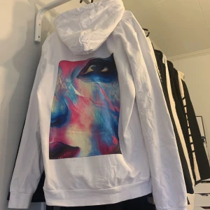 Hoodie med tryck - En vit hoodie med tryck på ryggen från the cool elephant, hoodien är endast använd vid ett tillfälle så trycket på ryggen är inte alls nött! ☺️