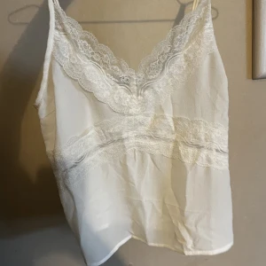 Vitt linne - Aldrig använt, lite genomskinlig