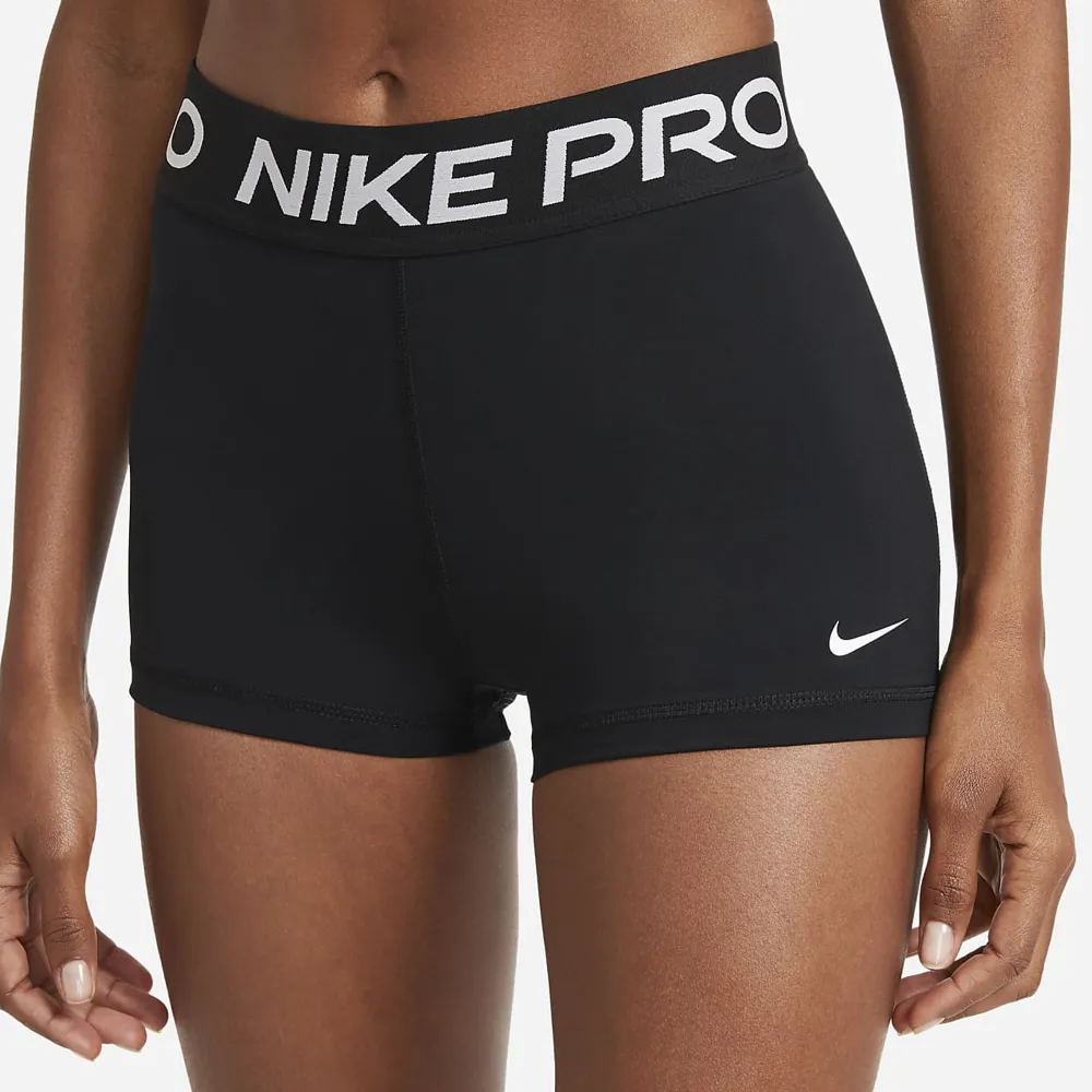 Säljer dessa Nike shorts! De är i bra skick och har inte använts så mycket. Storleken är i xs men de passar någon i S också. Säljer då de blivit för små på mig. De var 350kr nypris och nu säljer jag de för 199kr Skriv vid frågor ❤️. Shorts.