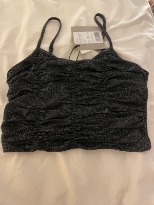 Scrunch topp - Topp från Even & Odd som aldrig är använd och med lapparna kvar. Justerbara axelband och stretchigt material. 