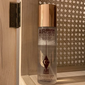 Setting spray - Charlotte tilbury airbrush flawless setting spray använd lite köpt för 450 säljer för 320