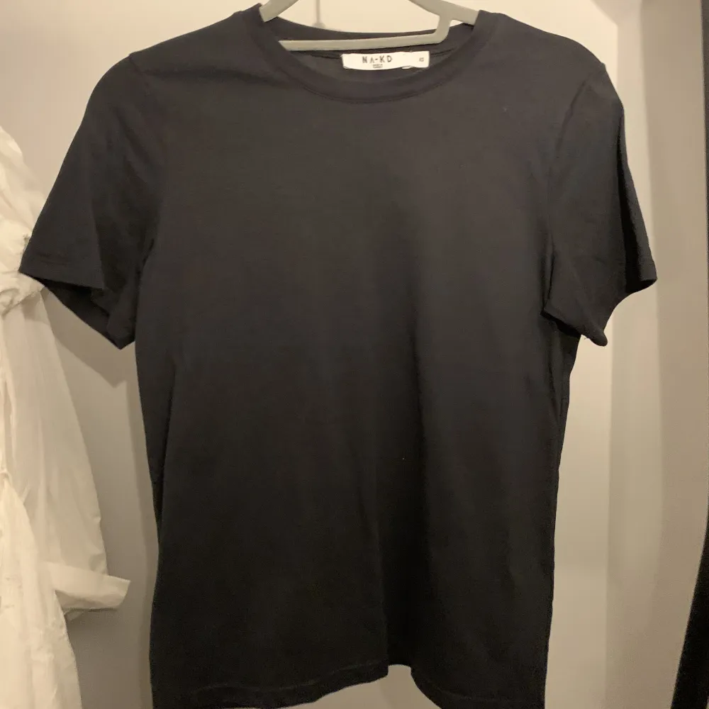 Oanvänd basic t-shirt från NAKD i storlek XS, köpt för 179kr . T-shirts.