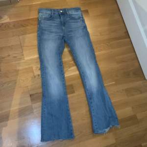 Säljer dessa low waisted bootcut jeansen ifrån zara. Pris går att diskutera💕🫶🏽