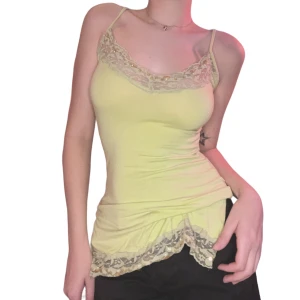 grön topp - Älskar älskar älskar den här!! Grön sommar/festtopp🌟🤞 Supermjuk och skön, passar främst XS & S men eftersom den är töjbar och skön kan den även passa en M🌟 Hoppas denna får ett nytt fint hem!🦋