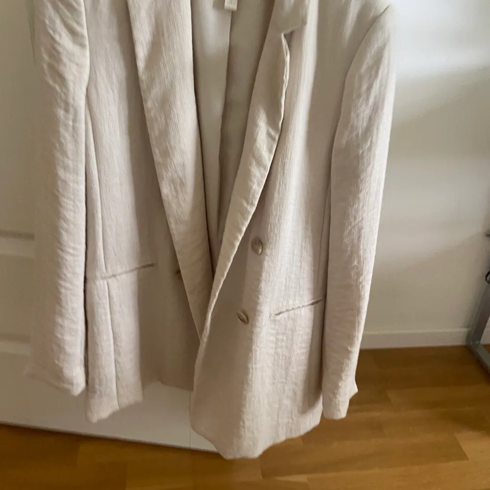 Beige kavaj från hm! 200 kr. Jackor.