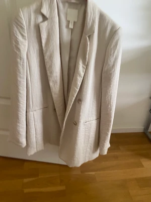 Kavaj beige - Beige kavaj från hm! 200 kr