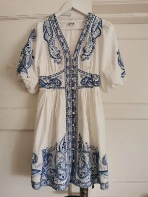 Klänning nyskick - Underbar klänning från Indiska. Strl XS. Använd en gång Nypris 1299kr