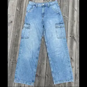 Vida/straight blå jeans med fickor på sidorna. Har använts några gånger men är i bra skick. De kanske inte ser helt perfekt ut på bilden men de kommer att tvättas och strykas innan de skickas :)