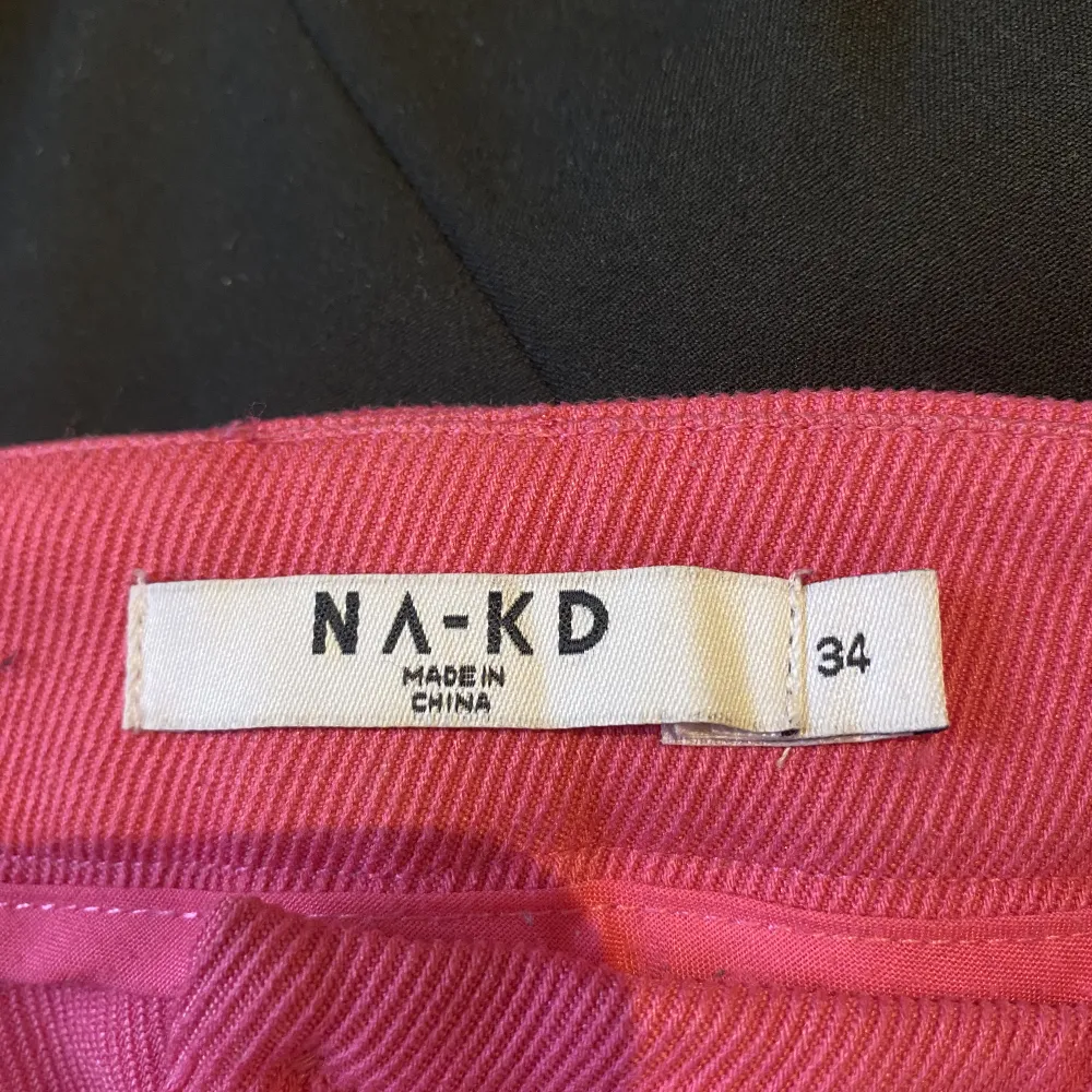 Rosa kostymbyxa från NAKD. Superfina byxor man kan ha både till vardags och fest. Passar helt perfekt på mig som är ca 165. Men säljer då jag har två par rosa kostymbyxor. . Jeans & Byxor.