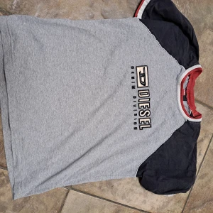 Diesel tshirt - Grå diesel tshirt som tyvärr blivit för liten för min son, den är knappt använd så i fint skick. Den är i barn storlek L(är osäker om tröjan är äkta eller ej då vi fick den i present). Bara att höra av sig om ni har några frågor