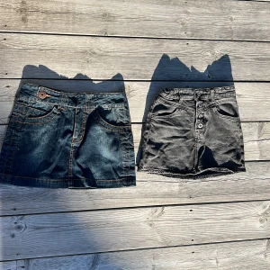 2 fina jeans kjolar - 2 fina jeanskjolar. 💖 En blå från phink i storlek 152, aldrig använd. Och en svart från HM i storlek 140, använd 2ggr. Pris får båda 110kr