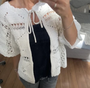 Trekvartsärmad kofta zara - Trekvartsärmad kofta/tröja som Tyvär aldrig kommit till använding, först till kvarn och gör inga byten🫶🏽🫶🏽