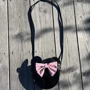 En svart liten väska för barn. Köpt i Disney world, aldrig använd.💕 Pris 30kr