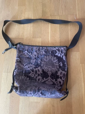 Handväska  - Handväska från Ceannis. Lila sammet. Ca 35x35 cm. 