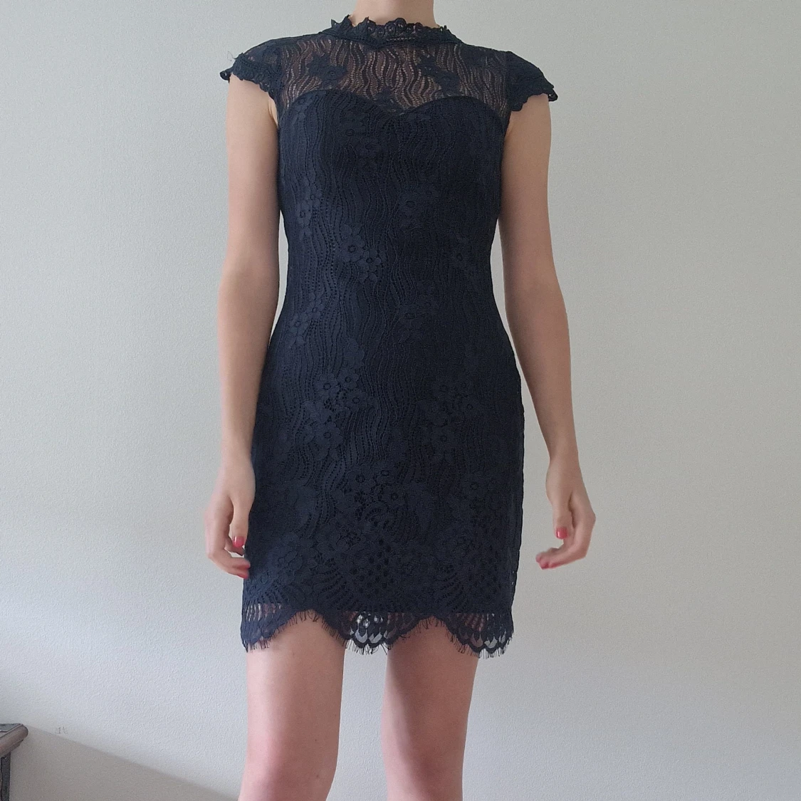 Marinblå spets klänning