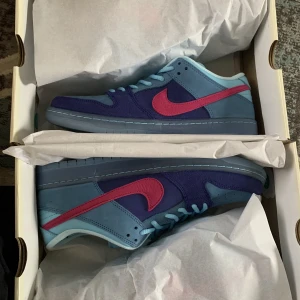 Nike SB dunk ”Run the jewels” - WTS (Båda DS) Nike SB - Run The Jewels Storlek - EU 46 / US 12  Pris - 2400kr Storlek - EU 44,5 / US 10,5 Pris - 2000kr