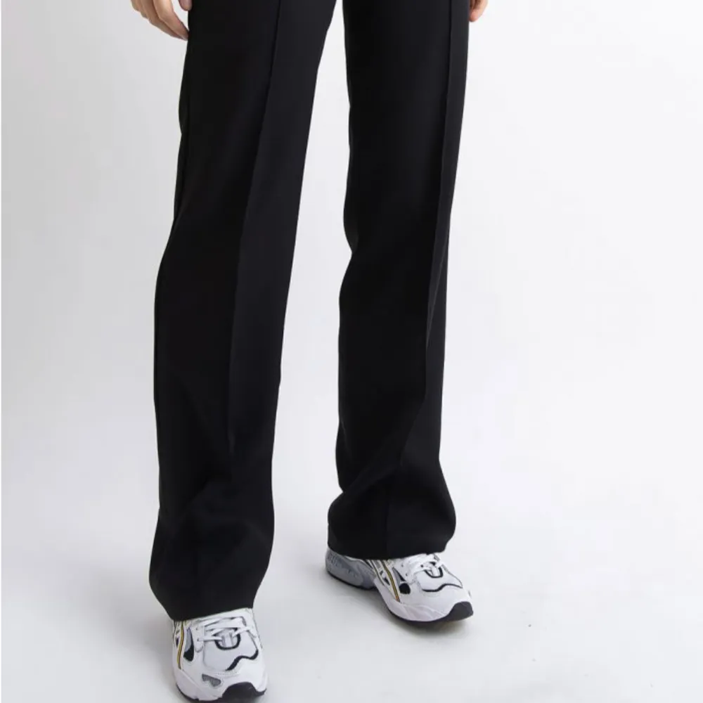 Svarta kostymbyxor från madlady i storlek 34/36 längd 32. Vilket passar mig som är 170. De är i fint skick.. Jeans & Byxor.