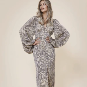 Adoore klänning  - Säljer min adoore klänning då den inte kommer till användning. Jätte fint skick! Storlek 38 🧡