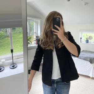 Trekvartsärmad jacka - Säljer denna trekvartsärmade jacka från märket Atmosphere