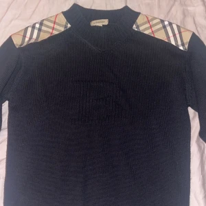 Burberry tröja - Super snygg burberry tröja. Till för killar egentligen men passar även tjejer. I barnstorlek, men jag är vanligtvis en S och den passar även mig suveränt! Äkta och i bra skick!