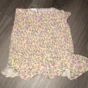 Cute floral tight skirt. Never worn, brand new condition