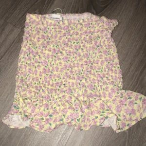 Pull & Bear summer skirt  - Cute floral tight skirt. Never worn, brand new condition