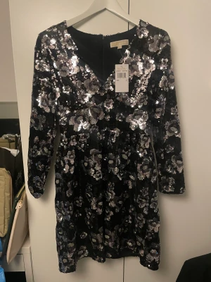 Michael kors klänning - Stor rensning hemma på kläder hittade mamma denna som aldrig använts med prislapp kvar en glittrig paljett klänning perfekt till festligheterna 