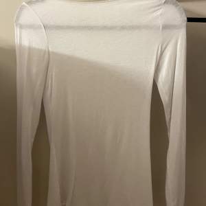 TRYCK EJ PÅ KÖP DIREKT, SKRIV TILL MIG FÖRST❗️Jag säljer en vit intimissimi tröja. Köpte den i juni och har bara använt den 2 gånger, eftersom den är väldigt genomskinlig. Köpt för 429 kr och i helt nytt skick.💓