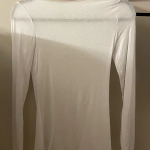 Vit Intimissimi tröja! - TRYCK EJ PÅ KÖP DIREKT, SKRIV TILL MIG FÖRST❗️Jag säljer en vit intimissimi tröja. Köpte den i juni och har bara använt den 2 gånger, eftersom den är väldigt genomskinlig. Köpt för 429 kr och i helt nytt skick.💓