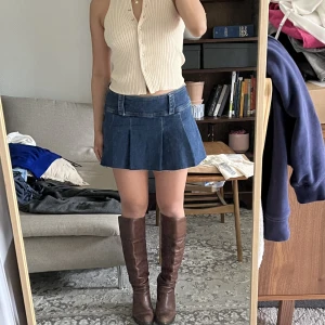 Gina Tricot jeanskjol - Plisserad kjol från Gina tricot. Köpt förra sommaren för 399kr. Använd men i gott skick. Jag är 160 lång. Storlek 34 men passar mig som en 36! Totalt 30cm lång.