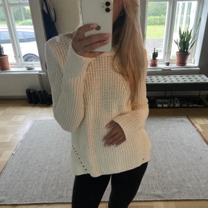 Stickad tröja  - Säljer denna vita stickade tröja från H&M. Fint skick och nästan oanvänd. Storlek M men passar mig som är xs/s