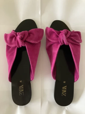 Slip in skor, ZARA - Rosa slip in skor från ZARA. Äkta mocka, små i storleken.  Strl 39 men är mer som 38. Använd få tal gånger, i gott skick! 