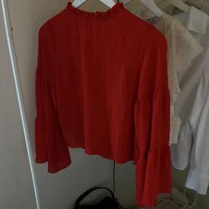 Röd blus från Gina - säljer denna jättefina röda blus från Gina i strl 34 då den inte kommer till användning längre🤍
