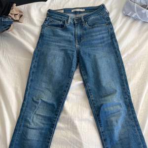 High rise skinny jeans med storlek 24 i midjan och 30 i benen 