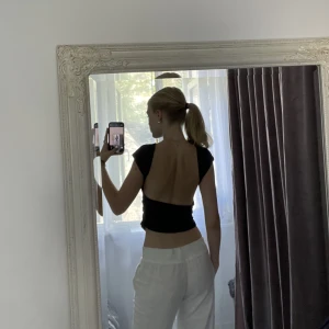 Marin blå tröja med öppen rygg - Marin blå tröja med öppen rygg. Köpt men aldrig använd 