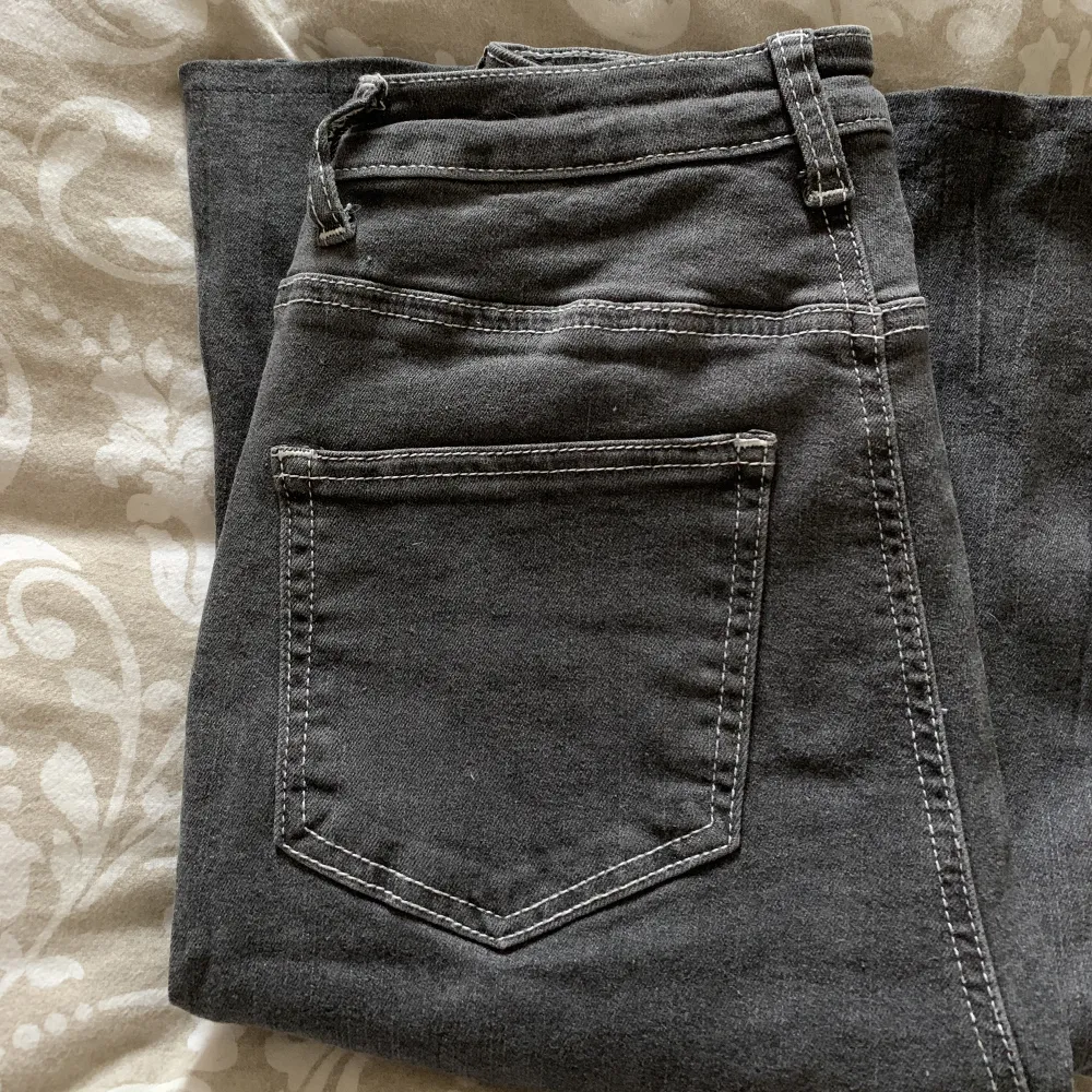 Säljer dessa gråa flare jeans som är i storlek S. Endast testade men är inte min stil. Är i fint kvalité. 🤍. Jeans & Byxor.