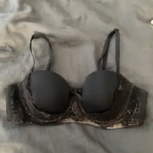 Helt oanvänd bh från hunkemöller i storlek 75B, säljer då jag tagit bort lappen så kan ej lämna tillbaka. 