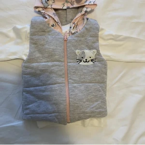 Bebiskläder  - Helt sett för barn med väst, byxor och långärmad tröja. Helt ny och oanvänd  