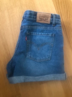 Oanvända Levis shorts storlek 164 cm - De är oanvända 