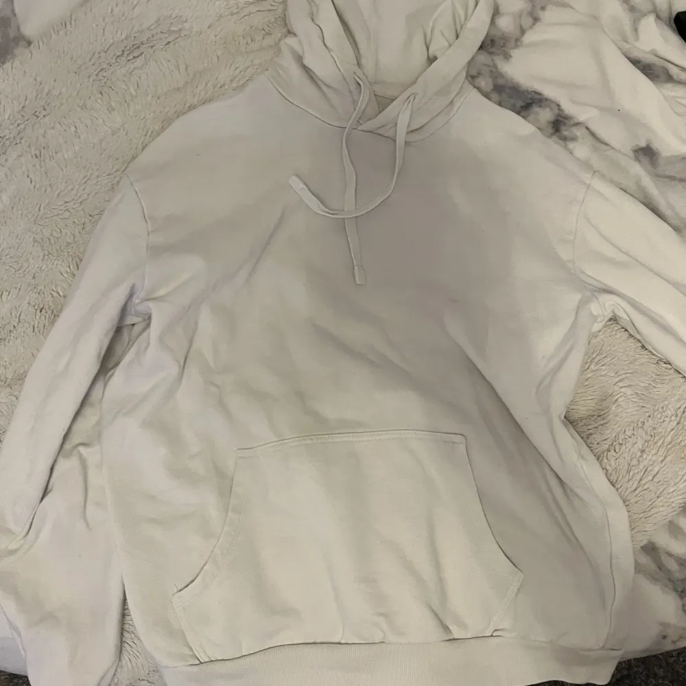 Säljer nu en vit hoodie för att den är för liten och jag känner att jag inte kommer använda den mer, jag själv köpte den begagnad å den har bra skick, ni betalar frakt💞. Hoodies.