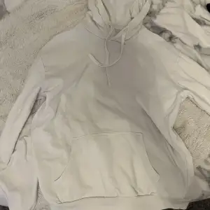 Säljer nu en vit hoodie för att den är för liten och jag känner att jag inte kommer använda den mer, jag själv köpte den begagnad å den har bra skick, ni betalar frakt💞