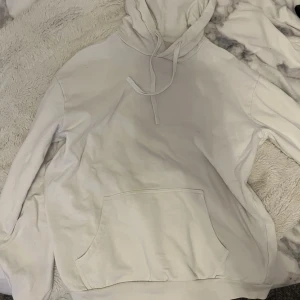 Vit hoodie - Säljer nu en vit hoodie för att den är för liten och jag känner att jag inte kommer använda den mer, jag själv köpte den begagnad å den har bra skick, ni betalar frakt💞