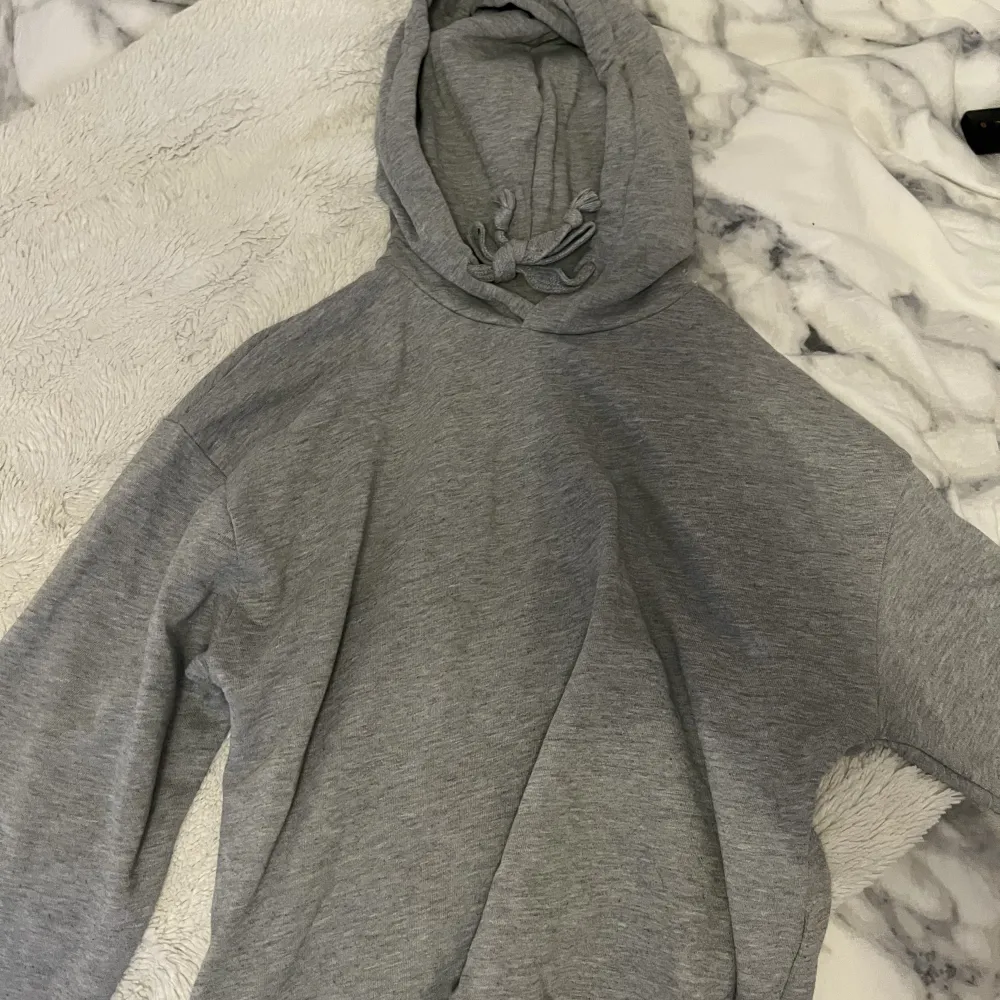 Säljer nu min gråa hoodie för att den e för liten, hoodien e väl använd och är i bra skick💞 priset går att diskutera💞 ni betalar frakt❗️. Hoodies.