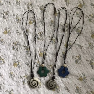 handgjorda halsband - Handgjorda justerbara halsband 35 kr/st 🤘hippie vaib