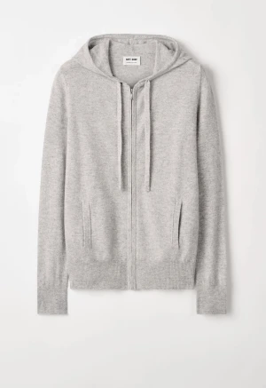 Soft goat cashmere zip - Säljer min fina soft goat cashmere tröja eftersom jag har en annan liknande, nyskick och inte alls nopprig då den endast används två ggr! Passar till allt!Nypris ligger på 2495kr, mitt pris 1200kr💕