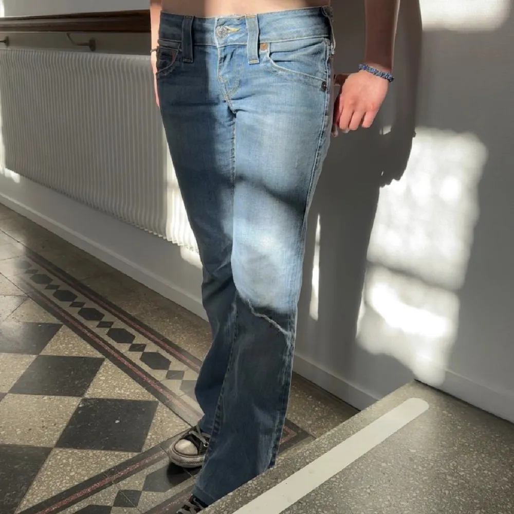 lågmidjade true religion jeans 🫶midjemåttet är 80cm och innerbenslängden 75 cm 💘priset är diskuterbart . Jeans & Byxor.