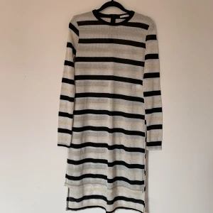 ZARA TOPP MED SLITS OCH GLITTER - Otroligt fin topp från ZARA med slits på sidorna och glitter. Använd en gång och i nyskick, utan anmärkningar. Kortare fram och längre bak. Snygg över såväl jeans som kjol till hösten.