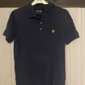 Mörkblå Lyle and scott pike  Hyfsat bra skicka  Size S 